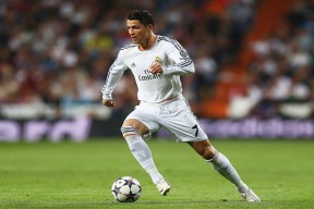 爱游戏(ayx)中国体育-尤文图斯主帅放话：欧联杯季后赛必胜那不勒斯，C罗冷笑回应